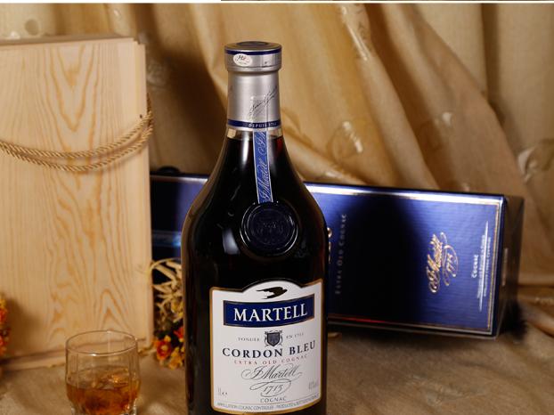 马爹利是非常知名的洋酒品牌,国内有不少人都喜欢喝马爹利蓝带,它属于